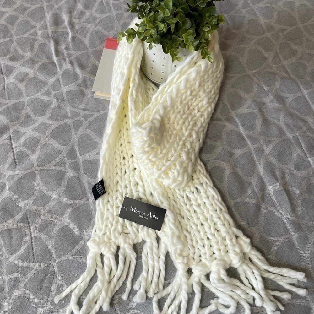 Nwt Marcus Adler Chunky Knit Ivory Scarf